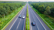 Vyhrazené jízdní pruhy pro vozidla jedoucí rychlostí 120 km/h na dálnici Ho Či Minovo Město - Long Thanh - Dau Giay.
