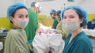 Una mujer de sesenta y tantos años da a luz con éxito a gemelos.