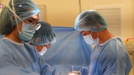 El proceso de extirpación de 12 miomas uterinos "ocultos" en el Hospital Phuong Nam.