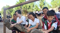 អ្នកថែរក្សាស៊ីឡូហ្វូនថ្មនៅភូមិឌៀនឌូ។
