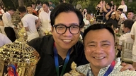 Folkets kunstner Tu Long viser frem mesterskapstroféet sitt, mens Dinh Tu gir en overraskelsesgave til kona Ngoc Huyen.