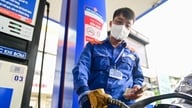Harga petrol RON95 telah menurun mendadak hampir 3,000 VND/liter, manakala beberapa jenis diesel telah menyaksikan pengurangan sehingga hampir 10,000 VND/liter.