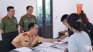 Polisen i Thai Nguyen-provinsen inspekterar och övervakar direkt körkortskontrollen.