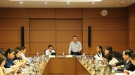 Diskussion i Gruppe 16 (Nationalforsamlingsdelegation fra Cao Bang-, Dak Lak- og Tuyen Quang-provinserne): Frigørelse af ressourcer, skabelse af gennembrud for tocifret vækst.