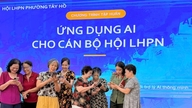 Perempuan di Tay Ho secara proaktif beradaptasi dengan teknologi baru.