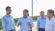 เลอ จ่อง เยน รองประธานถาวรของคณะกรรมการประชาชนจังหวัดลำดง ตรวจเยี่ยมโครงการโรงไฟฟ้าพลังลมฮวาถัง