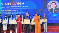 Un reportero del periódico Vietnam Law Newspaper recibe un certificado de reconocimiento de la Asociación de Turismo de Vietnam.