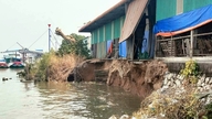 ແຄມຝັ່ງແມ່ນ້ຳເຫົາທີ່ຍາວ 50 ແມັດໄດ້ພັງທະລາຍລົງ, ໄຫຼເຂົ້າມາໃນແຜ່ນດິນ 8 ແມັດ, ເຮັດໃຫ້ເຂົ້າສານໜັກ 660 ໂຕນຖືກພັດພາໄປ.