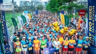 Over 10.000 løbere strømmede til West Lake for at deltage i Tay Ho Half Marathon 2026.