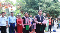Delegasi dari komune Thinh Minh, Lac Luong, dan Pa Co mempersembahkan dupa untuk memperingati Raja-raja Hung.