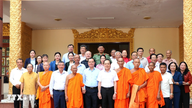 De minister van Etnische Minderheden en Religies wenst de Khmer-bevolking van Vinh Long een gelukkig nieuwjaar.
