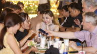 Vestlige turister promoverer Ho Chi Minh Citys køkken: Fra pho og banh mi til... befrugtede andeæg og vermicelli med fermenteret fiskesauce.