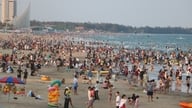 Med den kvælende varme strømmede turister til Vung Tau-stranden for at køle af i weekenden.