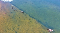 Na província de Gia Lai, as pessoas suportam o sol e ficam imersas no mar por 10 horas para coletar ostras perlíferas.