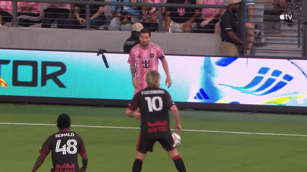 Holdkammerat ødelægger Lionel Messis smukke assist.