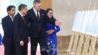 Vietnams og Slovakiets premierministre besøgte en udstilling med fotografier, der viser det bilaterale forhold.