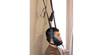 Warnung: Es besteht die Gefahr einer Lähmung durch Selbstdehnung der Halswirbelsäule.