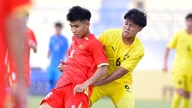 Cổ động viên bóng đá Malaysia chán nản khi U17 thua đậm Việt Nam