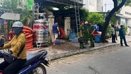 Diversos bairros de Hoi An estão reprimindo as construções irregulares, confiscando vasos de flores, plantas ornamentais e barracas colocadas ilegalmente.