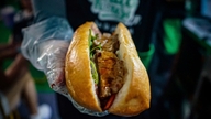 Le bánh mì (baguette vietnamienne) figure parmi les meilleurs au monde, et les Vietnamiens sont fiers de l'attrait de la cuisine vietnamienne.
