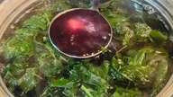 Ce légume, surnommé « feuille de résurrection », ne coûte que 1 000 à 2 000 VND la botte et pousse en abondance dans notre pays. Il est excellent pour préparer des boissons rafraîchissantes en été.