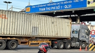 Authorities are dismantling toll booths on National Highway 51 in the Dong Nai province.