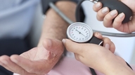 En 15-årig dreng lider af tetraplegi på grund af hypokaliæmi: hvad er symptomerne, og hvor farlig er tilstanden?