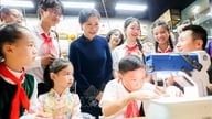 Mrs. Ngo Phuong Ly visits the Soong Ching-ling Youth Cultural and Scientific Exchange Center.