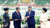 Generální tajemník a prezident Číny pozvali generálního tajemníka a prezidenta To Lama na čaj.