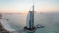 Kultovní hotel Burdž al-Arab v Dubaji se chystá na 18 měsíců uzavření.