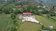 Delegationen fra Lao Cai Provinsmuseum inspicerede relikvien fra Bản Liền kommunes fælleshus.