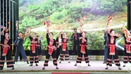 Persembahan lagu rakyat dan tarian sempena Hari Budaya Etnik Vietnam.