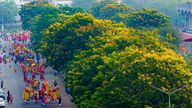 Livlige farver prydede den hellige moders procession til Hue Nam-templet.