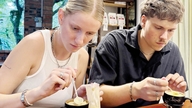 Vestlige turister oplever vietnamesisk kaffe.