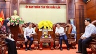 Eine Delegation des Gesundheitsministeriums begutachtet die Aktivitäten der Gesundheitsversorgung an der Basis in Dak Lak.