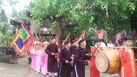 Dong Son antik köyünün kalbinde yer alan Duc Thanh Ca Tapınağı festivalini ziyaret etmek.