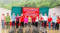Overrækkelse af gaver under programmet "Lys for højlandet - Bæredygtigt levebrød" i Viet Lam-kommunen.