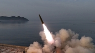 Kim Jong Un gaf leiding aan de lancering van een reeks Hwasong-11 clusterraketten.