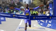 John Korir satte ny rekord ved det 130. Boston Marathon.