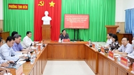 O presidente do Comitê Popular da Província de An Giang, Ho Van Mung, trabalha no planejamento para a Montanha Cam.