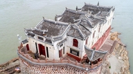 Mysteriet om det 700 år gamle tempel midt i Yangtze-floden, der lydløst dukker op og forsvinder med tidevandets skiftende strømme.