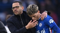 O Chelsea surpreendeu a todos ao demitir o técnico Rosenior após 107 dias, pagando-lhe mais de 853 bilhões de VND em indenização.