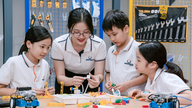 Uma escola que recebeu certificação global em educação STEM (Ciência, Tecnologia, Engenharia e Matemática).