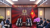 Ministeri Luong Tam Quang ottaa vastaan ​​Mongolian suurlähettilään.