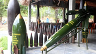 A Casa das Bombas em Quang Tri: Onde memórias são construídas com mais de 300 cartuchos de bombas e projéteis.