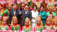 De vietnamesiske og sydkoreanske ledere besøger sammen med deres koner Thang Long Kejsercitadell.