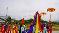 En livlig procession af hellige genstande ved Ky Yen-festivalen i Hoi An-landsbyen.