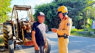 At køre en traktor på en "usikker" måde i Ho Chi Minh City kan resultere i bøder på op til 90 millioner VND.