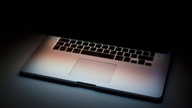 Er det bedre at lukke ned eller sætte computeren i dvale?