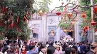 Phu Tho: Et hav af mennesker ofrer røgelse i Hung-templet i anledning af Hung-kongens mindedag.